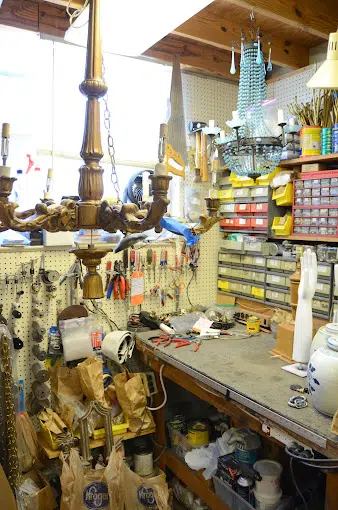 Storefront of The Lampmaker, Fine Lamps & Shades in Louisville KY